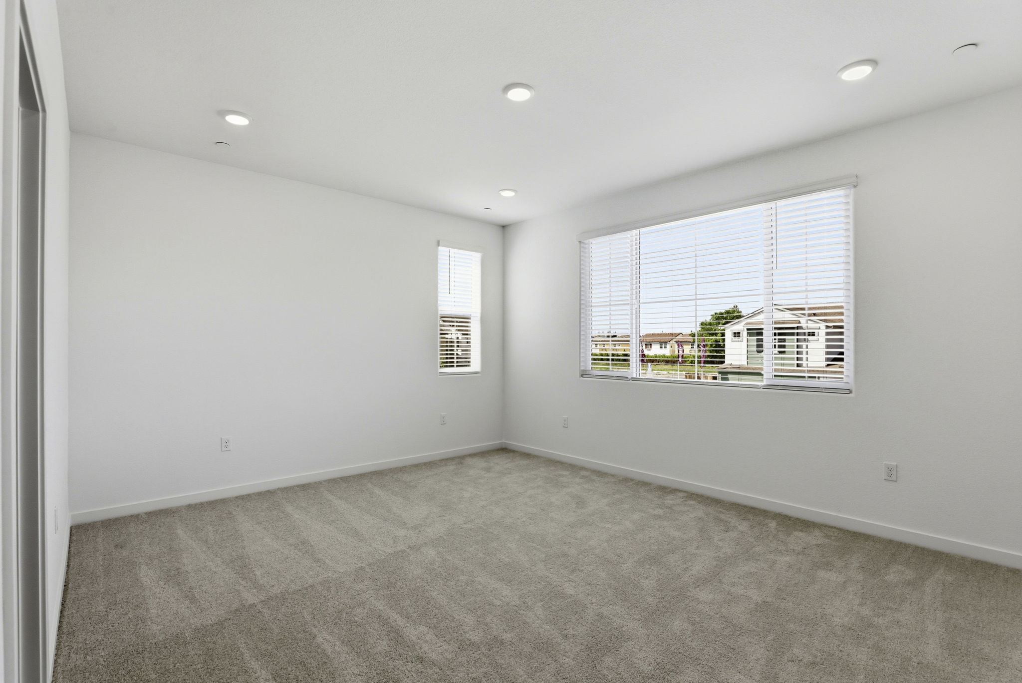 A room with a window and a rug in it.