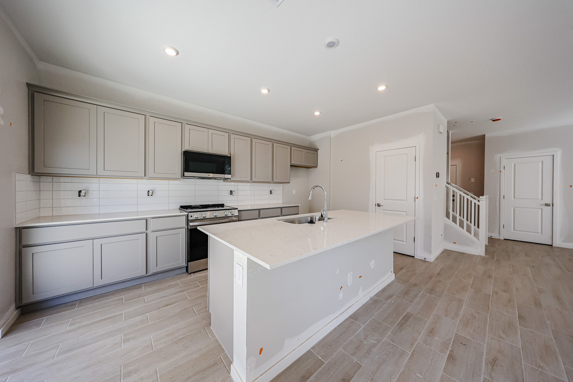 A kitchen with white cabinets.