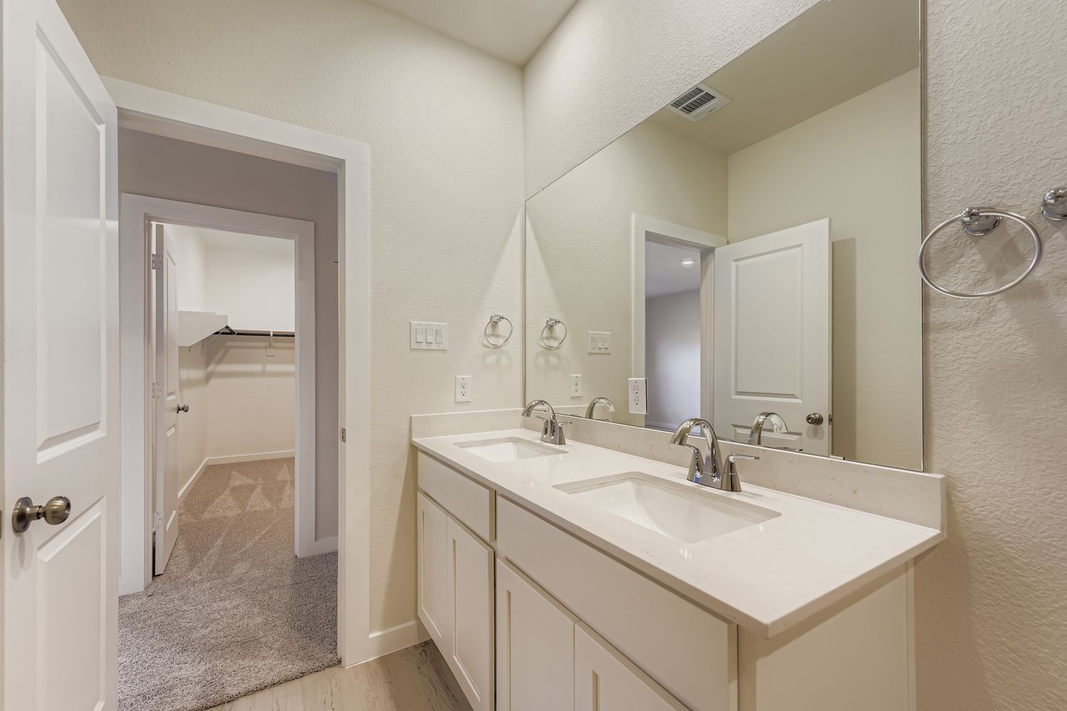 A bathroom with a sink and mirror.